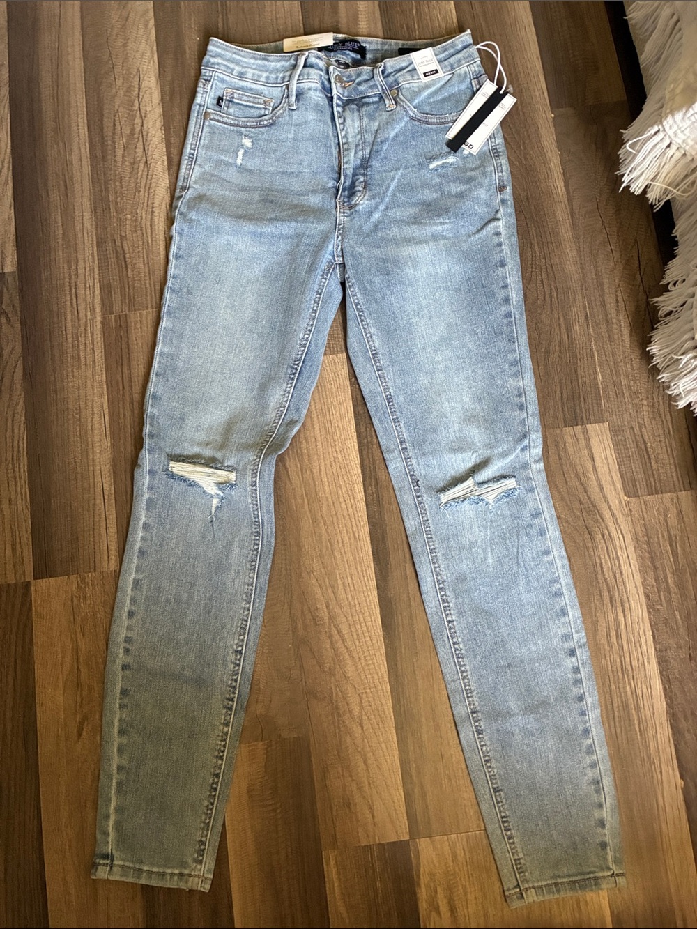 Judy Blue Light Wash Mid-Rise Destroyed Skinny Jeans- NWT- Size 5/27